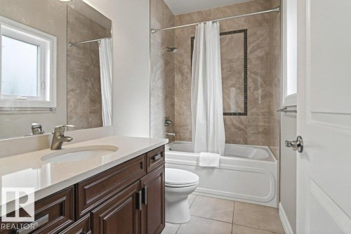 4835 Mactaggart Crest Crest, Edmonton, AB - Indoor Photo Showing Bathroom