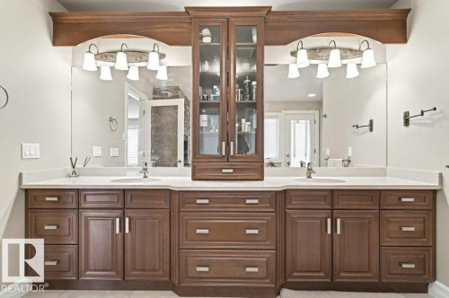 4835 Mactaggart Crest Crest, Edmonton, AB - Indoor Photo Showing Bathroom