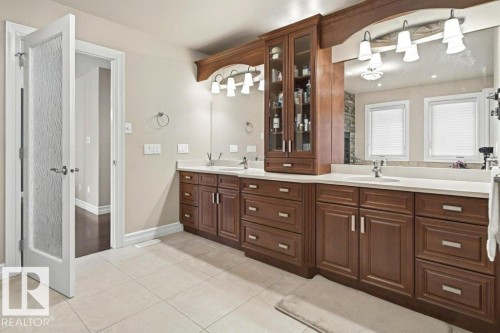 4835 Mactaggart Crest Crest, Edmonton, AB - Indoor Photo Showing Bathroom