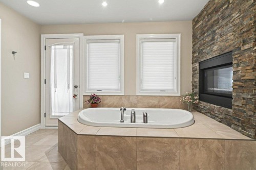 4835 Mactaggart Crest Crest, Edmonton, AB - Indoor Photo Showing Bathroom