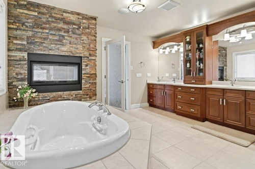 4835 Mactaggart Crest Crest, Edmonton, AB - Indoor Photo Showing Bathroom