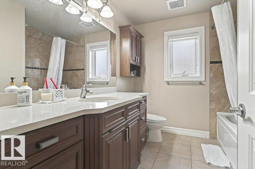 4835 Mactaggart Crest Crest, Edmonton, AB - Indoor Photo Showing Bathroom