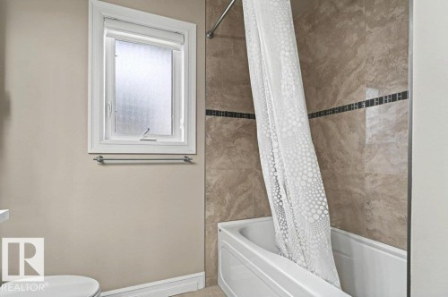 4835 Mactaggart Crest Crest, Edmonton, AB - Indoor Photo Showing Bathroom