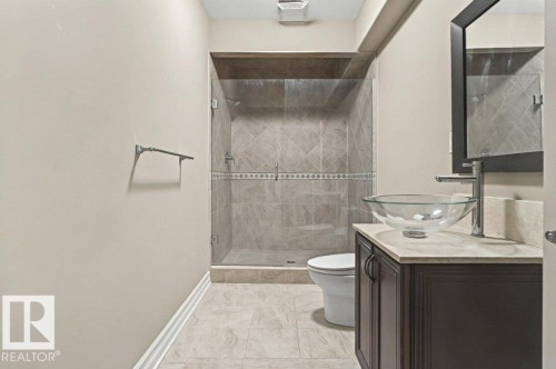 4835 Mactaggart Crest Crest, Edmonton, AB - Indoor Photo Showing Bathroom