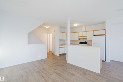 57 843 Youville Drive W, Edmonton, AB - Indoor Photo Showing Kitchen