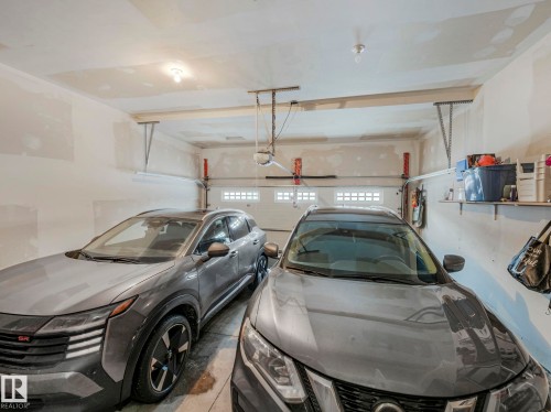 16 3103 Hilton Drive, Edmonton, AB - Indoor Photo Showing Garage