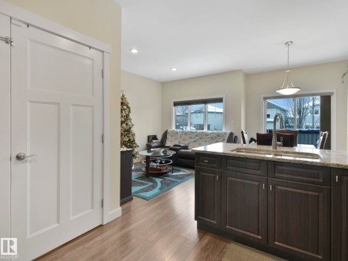 16 3103 Hilton Drive, Edmonton, AB - Indoor Photo Showing Kitchen