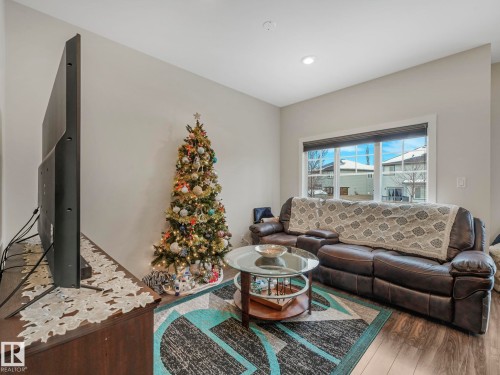 16 3103 Hilton Drive, Edmonton, AB - Indoor Photo Showing Living Room