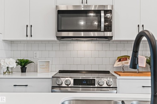 3284 Keswick Way, Edmonton, AB - Indoor Photo Showing Kitchen With Upgraded Kitchen