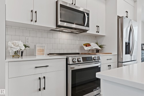 3284 Keswick Way, Edmonton, AB - Indoor Photo Showing Kitchen With Upgraded Kitchen