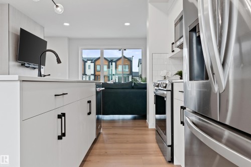 3284 Keswick Way, Edmonton, AB - Indoor Photo Showing Kitchen