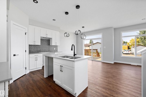 72 Maple Crescent, Gibbons, AB - Indoor Photo Showing Kitchen With Double Sink With Upgraded Kitchen