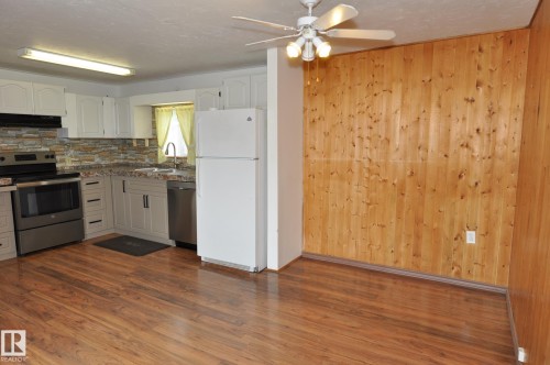 17-4839 47 Street, Gibbons, AB - Indoor Photo Showing Kitchen With Double Sink
