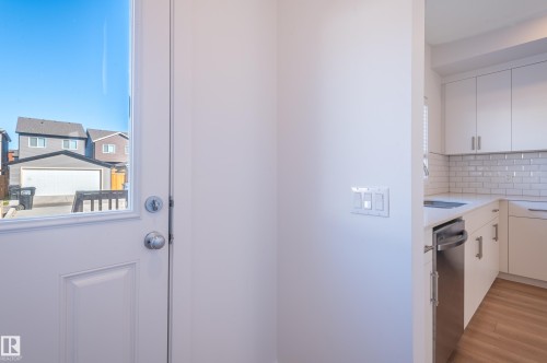 1543 Plum Circle, Edmonton, AB - Indoor Photo Showing Kitchen