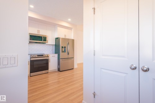 1543 Plum Circle, Edmonton, AB - Indoor Photo Showing Kitchen