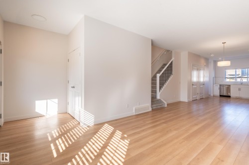 1543 Plum Circle, Edmonton, AB - Indoor Photo Showing Living Room