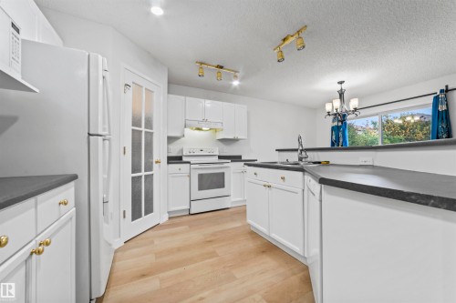 3231 30 Avenue Nw, Edmonton, AB - Indoor Photo Showing Kitchen