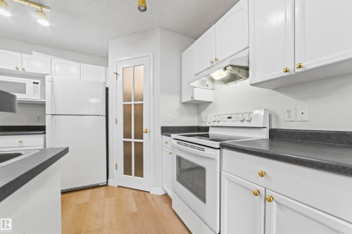 3231 30 Avenue Nw, Edmonton, AB - Indoor Photo Showing Kitchen
