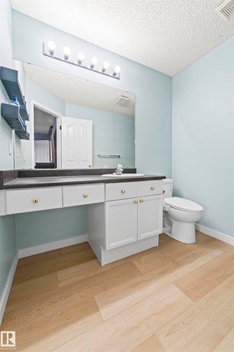 3231 30 Avenue Nw, Edmonton, AB - Indoor Photo Showing Bathroom