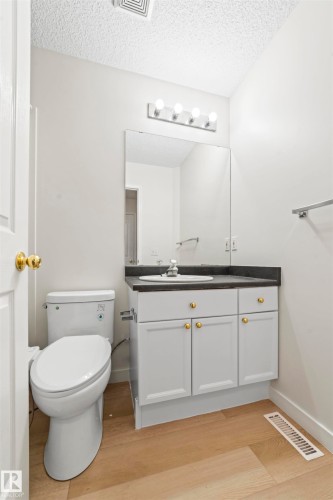 3231 30 Avenue Nw, Edmonton, AB - Indoor Photo Showing Bathroom