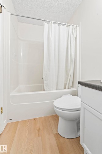 3231 30 Avenue Nw, Edmonton, AB - Indoor Photo Showing Bathroom