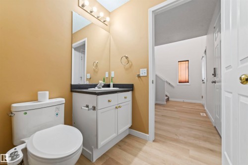 3231 30 Avenue Nw, Edmonton, AB - Indoor Photo Showing Bathroom