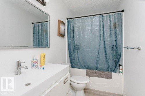 9324 120 Avenue, Edmonton, AB - Indoor Photo Showing Bathroom