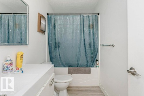 9324 120 Avenue, Edmonton, AB - Indoor Photo Showing Bathroom