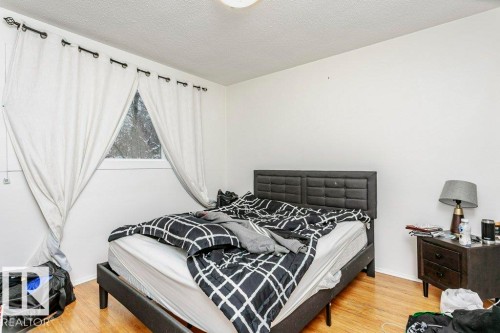 9324 120 Avenue, Edmonton, AB - Indoor Photo Showing Bedroom