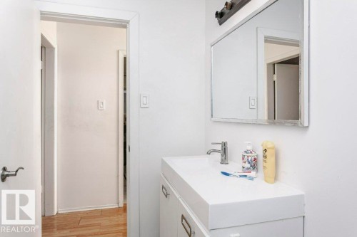 9324 120 Avenue, Edmonton, AB - Indoor Photo Showing Bathroom