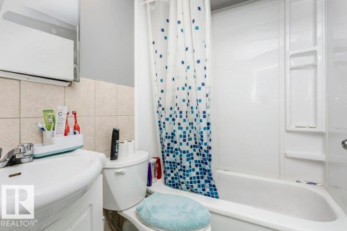9324 120 Avenue, Edmonton, AB - Indoor Photo Showing Bathroom