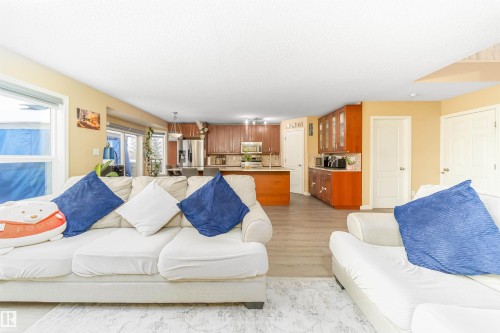 8518 6 Av, Edmonton, AB - Indoor Photo Showing Living Room