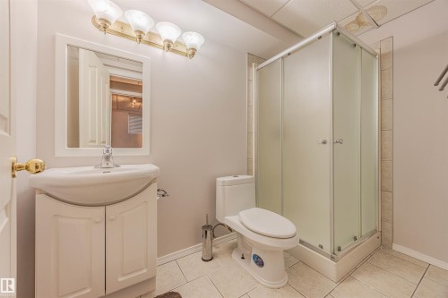 7808 163 Avenue, Edmonton, AB - Indoor Photo Showing Bathroom