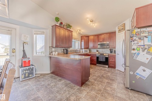 7808 163 Avenue, Edmonton, AB - Indoor Photo Showing Kitchen