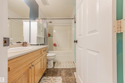 7808 163 Avenue, Edmonton, AB - Indoor Photo Showing Bathroom