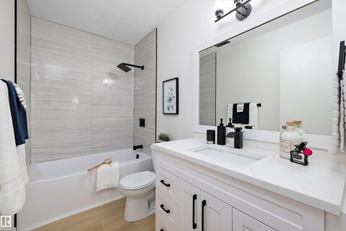 14736 122 Street, Edmonton, AB - Indoor Photo Showing Bathroom