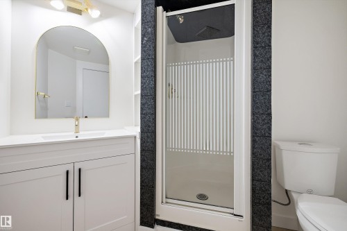 14736 122 Street, Edmonton, AB - Indoor Photo Showing Bathroom