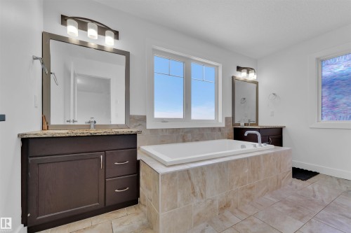 4231 Charles Close, Edmonton, AB - Indoor Photo Showing Bathroom