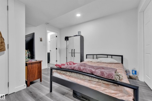 4231 Charles Close, Edmonton, AB - Indoor Photo Showing Bedroom