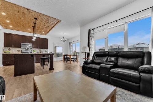 4231 Charles Close, Edmonton, AB - Indoor Photo Showing Living Room