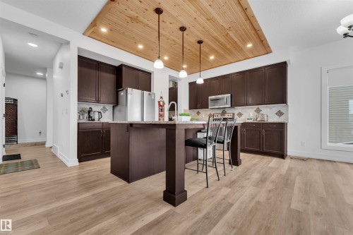 4231 Charles Close, Edmonton, AB - Indoor Photo Showing Kitchen With Upgraded Kitchen