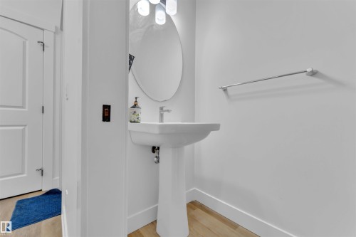 4231 Charles Close, Edmonton, AB - Indoor Photo Showing Bathroom