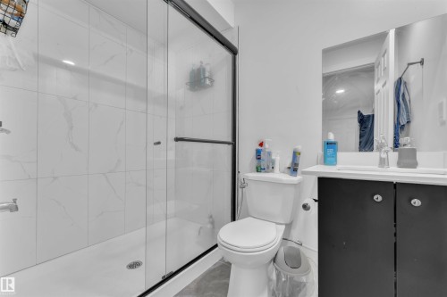 4231 Charles Close, Edmonton, AB - Indoor Photo Showing Bathroom