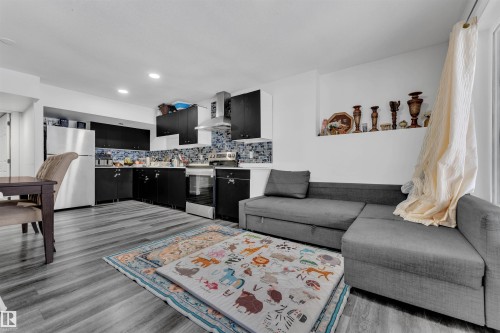 4231 Charles Close, Edmonton, AB - Indoor Photo Showing Living Room