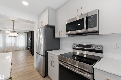 19 525 Secord Boulevard, Edmonton, AB - Indoor Photo Showing Kitchen