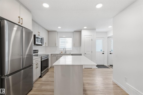 19 525 Secord Boulevard, Edmonton, AB - Indoor Photo Showing Kitchen With Upgraded Kitchen