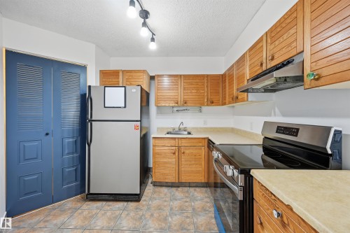 1808 10149 Saskatchewan Drive, Edmonton, AB - Indoor Photo Showing Kitchen