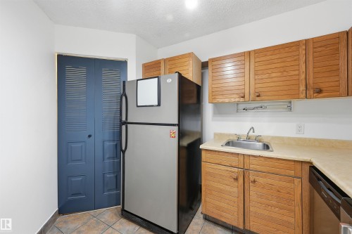 1808 10149 Saskatchewan Drive, Edmonton, AB - Indoor Photo Showing Kitchen