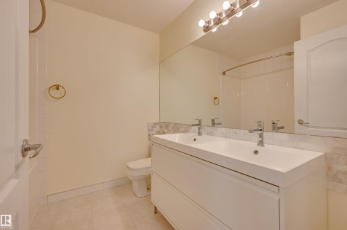 11729 71A Avenue, Edmonton, AB - Indoor Photo Showing Bathroom