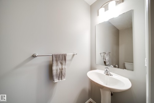 9040 Cooper Link, Edmonton, AB - Indoor Photo Showing Bathroom